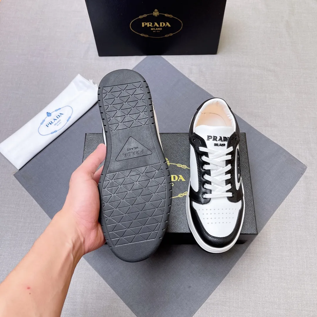 P400 Prada Prada's new men's leather sneakers, the highest version on the market, any comparison is welcome🆚! The original leather has excellent texture and is super high-end! Fetal sheep net lining imported from Italy, removable pad! Luxurious materials and fine workmanship, highly recommended! Code number 38-45 No. 058